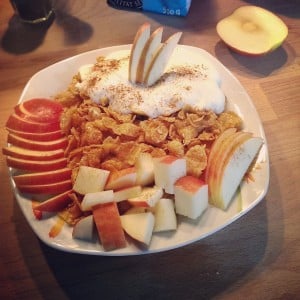 Flakes mit Banane Apfel und Griechischem Joghurt