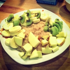 Porridge mit Apfel, Banane und Kiwi